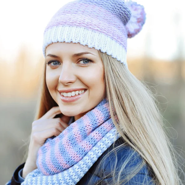 Belle jeune fille blonde sensuelle dans le chapeau et l'écharpe dans le wea froid — Photo