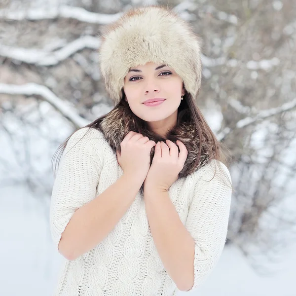 Bella giovane donna in cappello invernale da vicino — Foto Stock