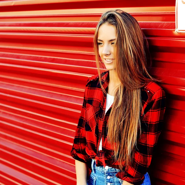 Joven mujer elegante retrato al aire libre — Foto de Stock