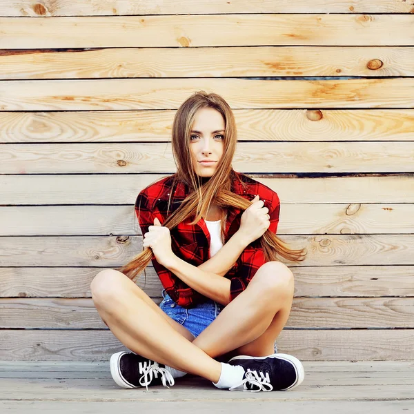 Hermosa chica está en estilo de moda retrato al aire libre — Foto de Stock