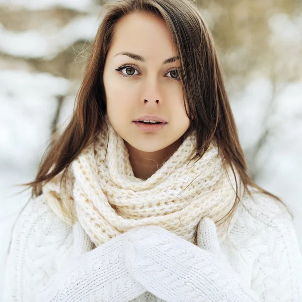 Vackra vintern flicka porträtt. På nära håll — Stockfoto