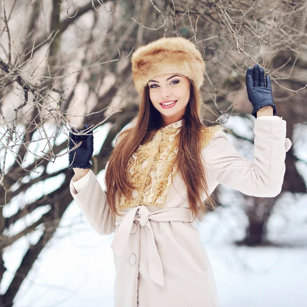 Bela menina sorridente retrato no inverno — Fotografia de Stock