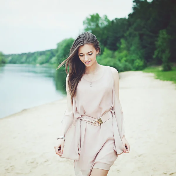 美丽的女孩在湖边散步的白色连衣裙 — 图库照片