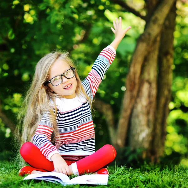 Menina com um livro — Fotografia de Stock