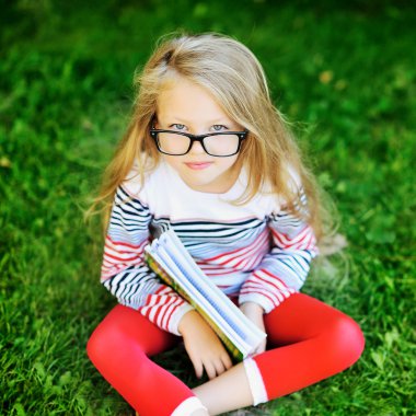 bir kitap ile güzel kız