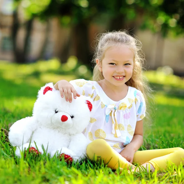 Söt liten flicka — Stockfoto