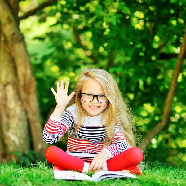 Klein meisje met boek — Stockfoto
