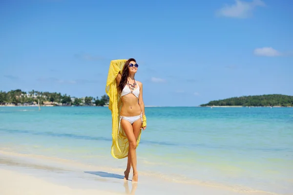 Retrato de verano de una mujer guapa en bikini divirtiéndose en el trop — Foto de Stock