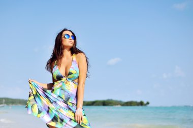 Güzel kız sıcak güneşin altında açık portre sahilde poz