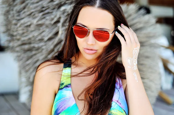 Retrato de moda mujer bonita con estilo en gafas de sol — Foto de Stock