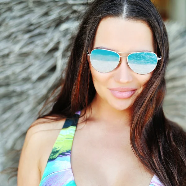Closeup moda bela mulher retrato vestindo óculos de sol — Fotografia de Stock