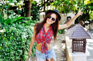 mutlu gülümseyen güzel genç kadın gösteren iki parmak ya da victo