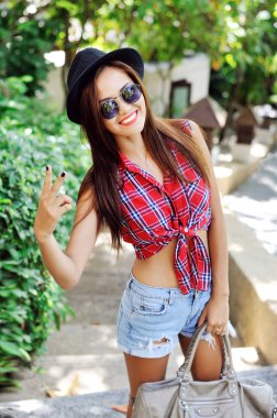 mutlu gülümseyen güzel genç kadın gösteren iki parmak ya da victo