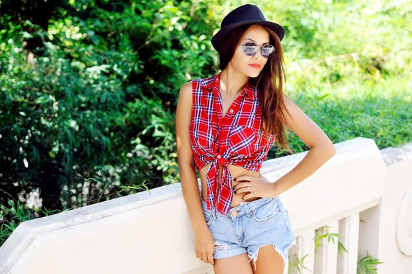 Ung attraktiv kvinna i hatt och solglasögon — Stockfoto