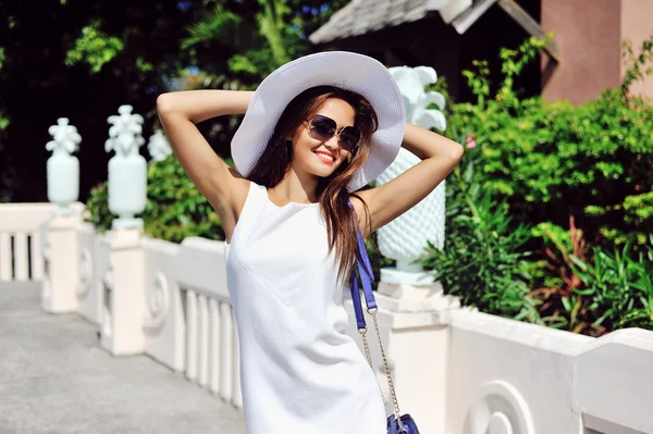Hermosa mujer joven en sombrero elegante y gafas de sol posando outdo —  Fotos de Stock