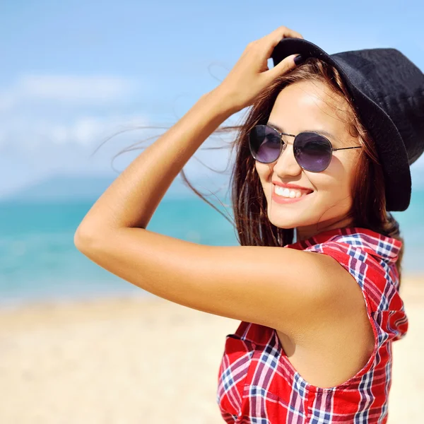 Mulher sorridente com chapéu e óculos de sol no verão — Fotografia de Stock