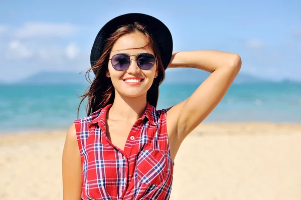 Mujer atractiva joven en sombrero y gafas de sol —  Fotos de Stock