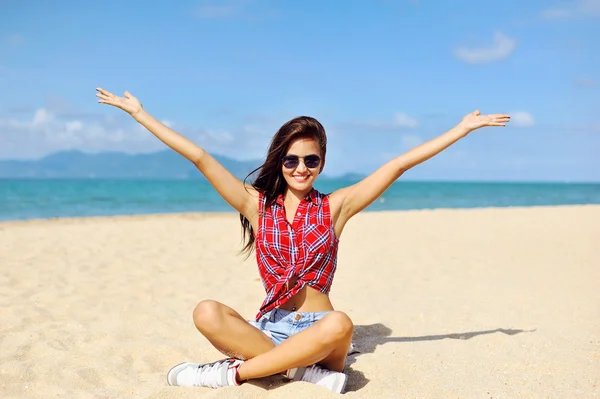 Ευτυχισμένη γυναίκα, που χαμογελά στην παραλία μια ηλιόλουστη ημέρα — Φωτογραφία Αρχείου