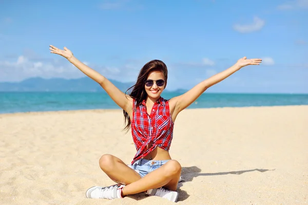 Femme heureuse souriant à la plage par une journée ensoleillée — Photo