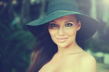 Güzel, gülümseyen kadın