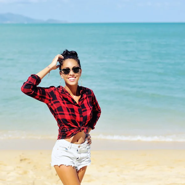 Pretty young woman posing by the sea — Stock Photo, Image