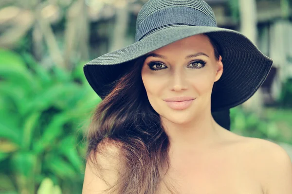 Visage d'une belle brune dans un chapeau — Photo