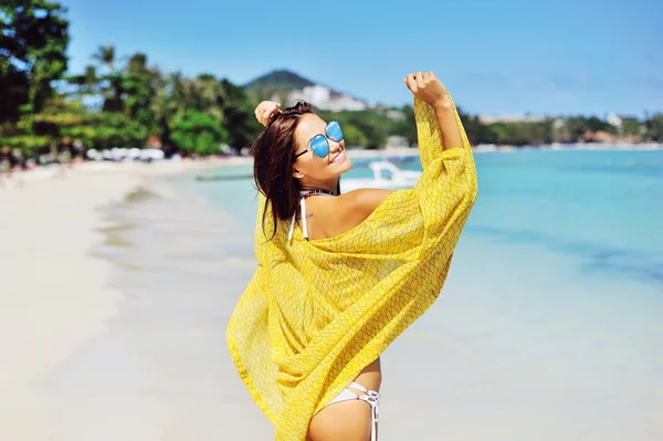 Bella giovane donna abbronzata in bikini in posa sulla spiaggia — Foto Stock