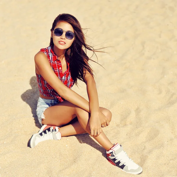 Fasion retrato de mujer joven con estilo — Foto de Stock