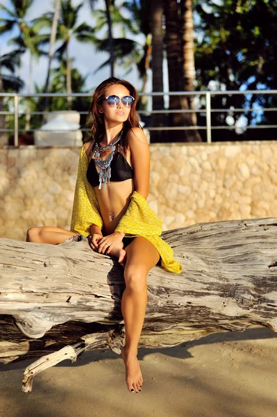 समुद्रकिनारावर सुंदर टॅंड महिला बाहेरची फॅशन पोर्ट्रेट — स्टॉक फोटो, इमेज