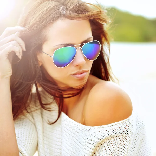 Femme élégante en lunettes de soleil — Photo