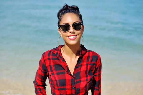 Smiling woman on the beach — Stok fotoğraf
