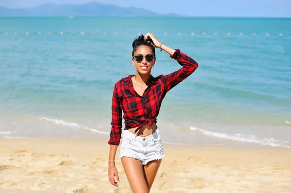 Beautiful woman on the beach — Stock Photo, Image