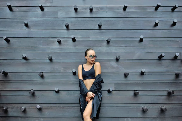 Mujer joven belleza en ropa de moda —  Fotos de Stock