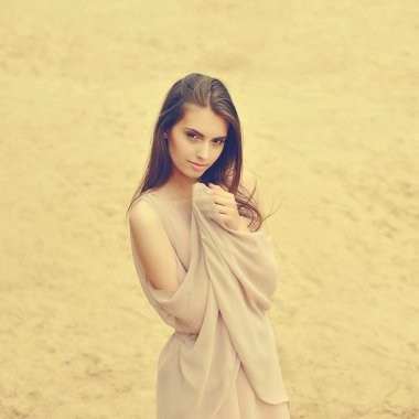 Şık elbiseli güzel genç kız