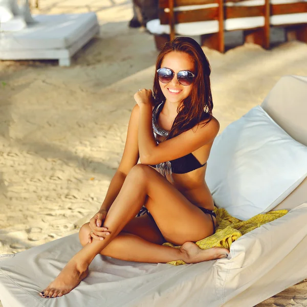 Menina relaxante em chaise longue — Fotografia de Stock