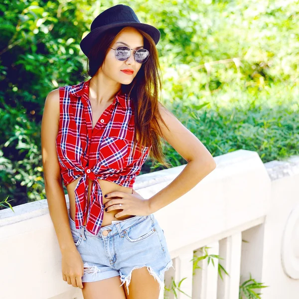 Femme en chapeau et lunettes de soleil — Photo