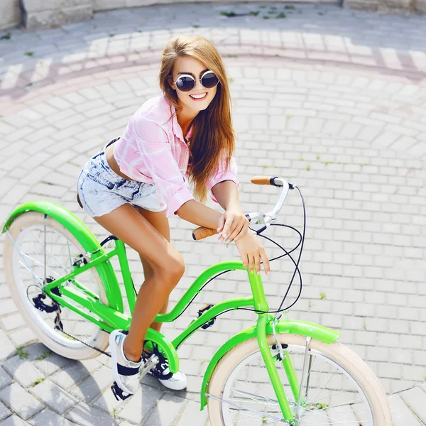 Chica sonriente en una bicicleta —  Fotos de Stock