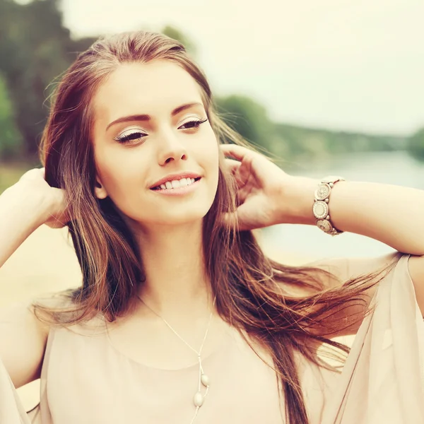 Jovem sorridente menina retrato — Fotografia de Stock