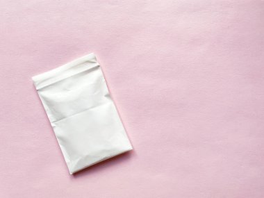 Pembe arka planda beyaz plastik ambalaj.