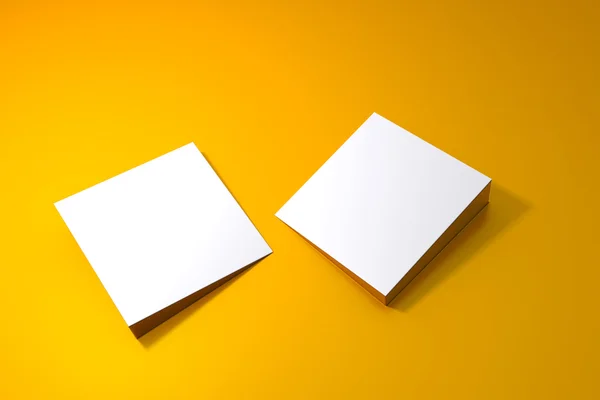 Dwa puste plansza na powierzchni żółty — Zdjęcie stockowe