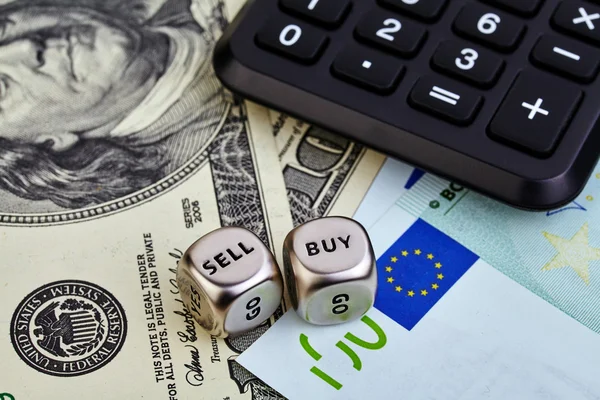USD EUR'dir banknotlar, dices küpleri, hesap makinesi