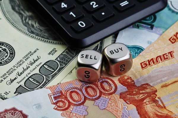 Bize Doları Rus Rublesi banknotlar, dices küpleri, hesap makinesi. Sel