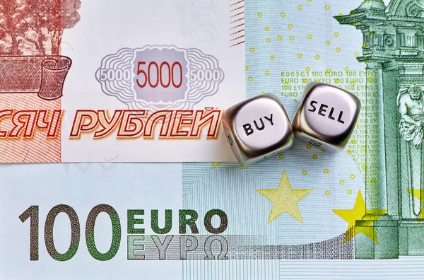 Cubos de dados, RUB, notas de euros — Fotografia de Stock