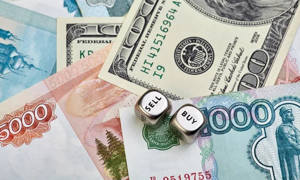 Російський рубль, долари США та кубики кубів — стокове фото
