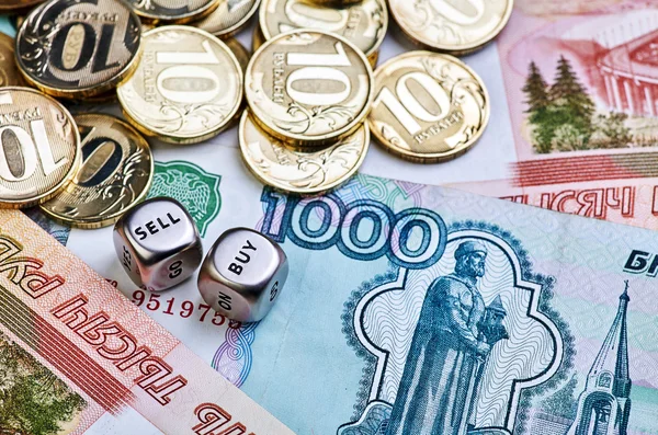 Монети, банкноти рублів і кубики дюймів — стокове фото