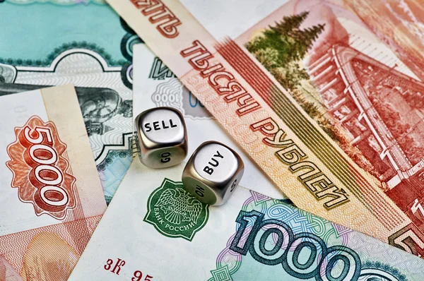 Рублеві банкноти та кубики — стокове фото