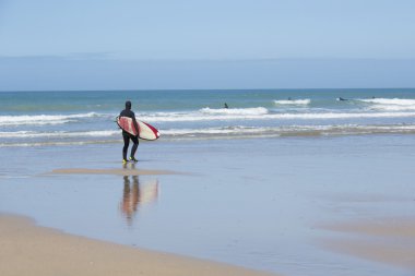 Sörfçü Fistral plajda, Newquay, İngiltere