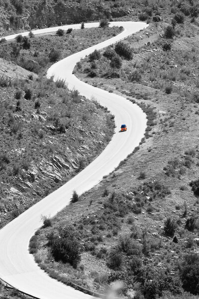 Трамвайный вагон на дороге
