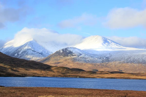 Montañas cubiertas de nieve —  Fotos de Stock