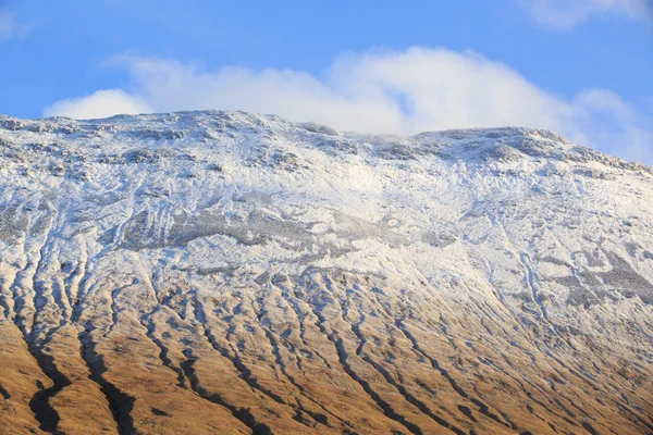 Montañas cubiertas de nieve — Foto de Stock